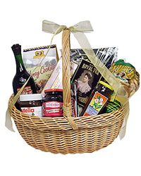 корзинка со сладостями и вином